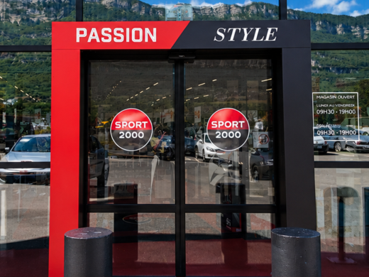 SPORT 2000 Drumettaz-Clarafond fait de son entrée un véritable média avec la porte automatique MOV-e®